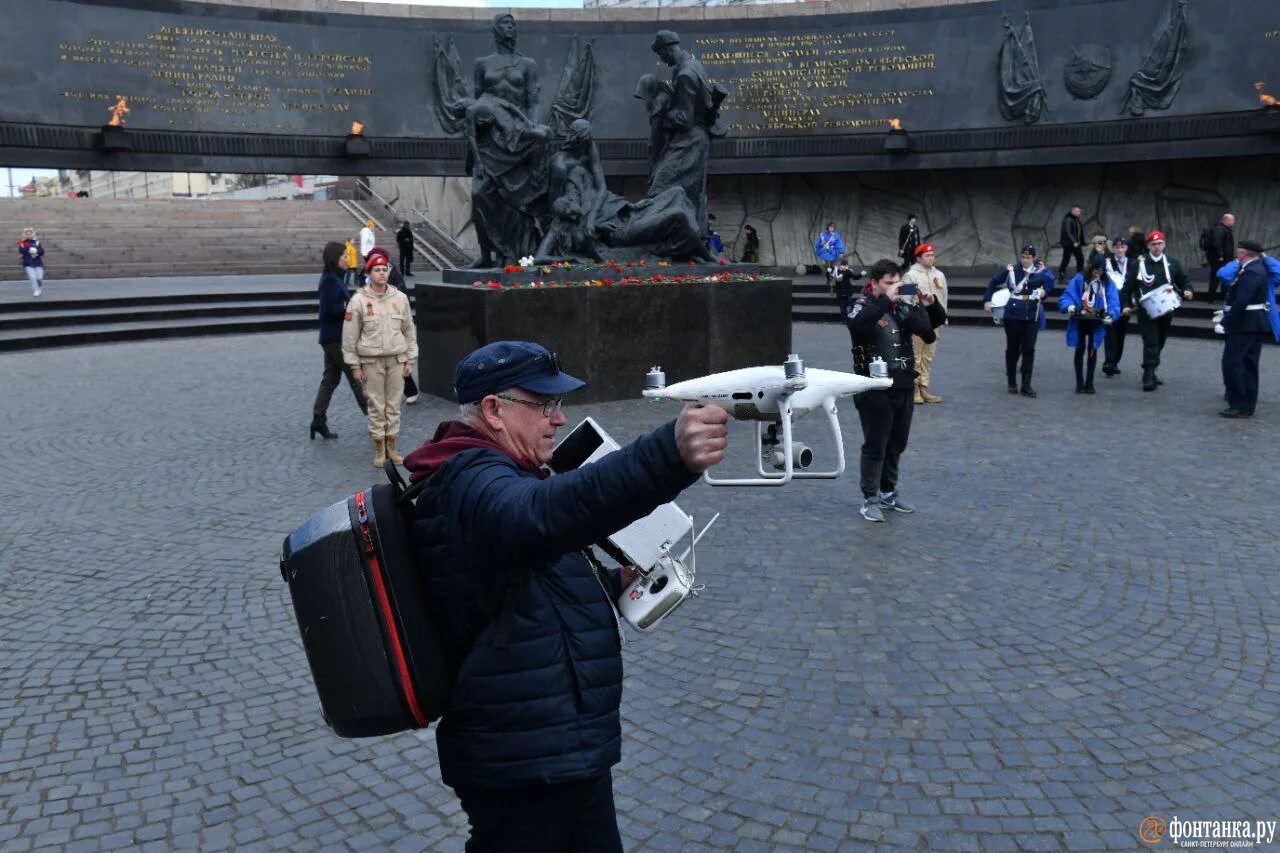 Беспилотник в спб сегодня ночью. Беспилотник в СПБ. Дрон на красной площади. Монумент героическим защитникам Ленинграда в Санкт-Петербурге. БПЛА над Санкт Петербургом.