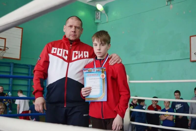 Школа бокса куса. Куса бокс. Саяногорск бокс 2006г. Тренера по бокса юрюзань. Школа бокса куса.