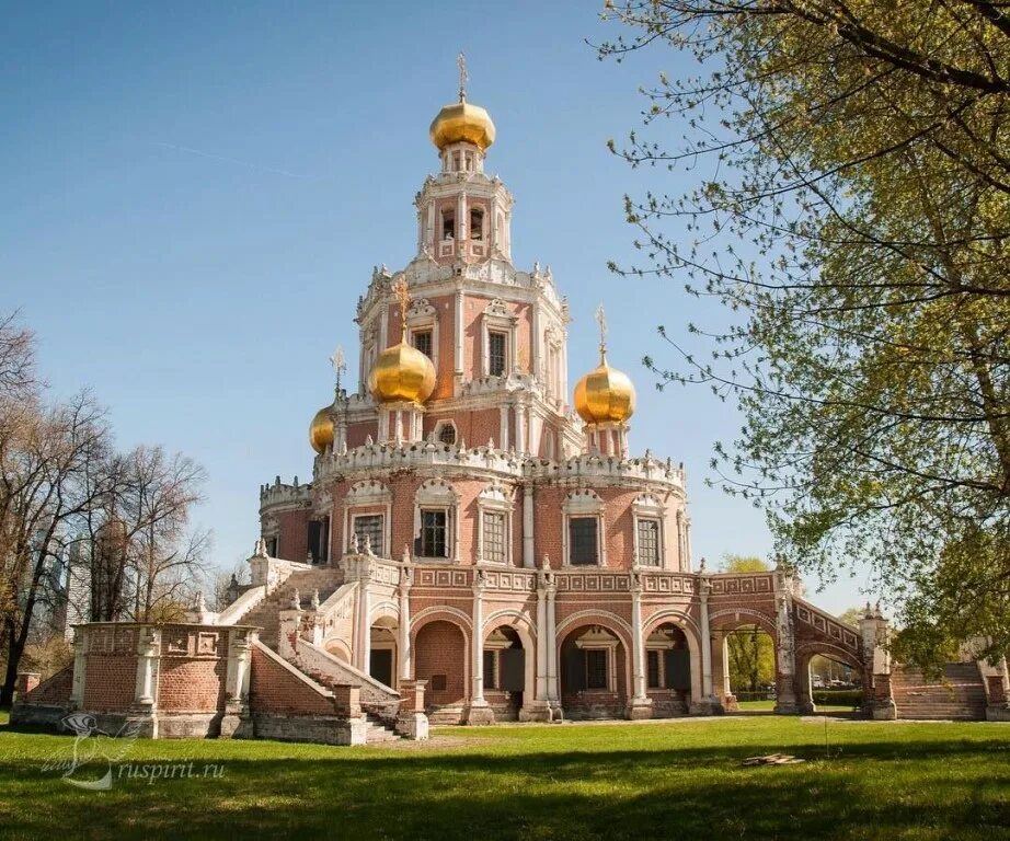 Фото на филях. Церковь Покрова Пресвятой Богородицы в Филях вблизи. Церковь Покрова в Филях близ Москвы. Храм Покрова в Филях окно. Церковь Покрова в Филях колокола.