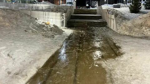 Узкая дорога была покрыта проваливающимся снегом