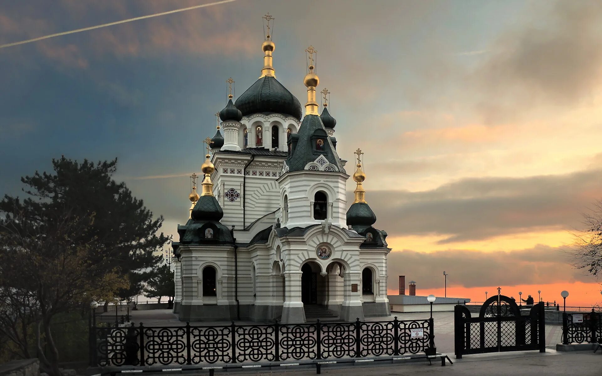 Христианство город. Православный храм. Иерусалимский монастырь в израиле. Христианство город. Улица виа долороза в иерусалиме.