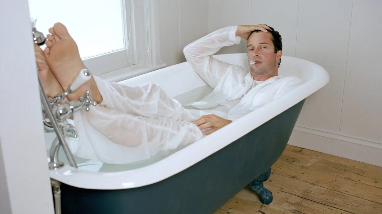 По утрам принимал ванну со льдом писатель. James Purefoy 2023. Мужчина в ванне. Человек лежит в ванной. Лежу в ванне.