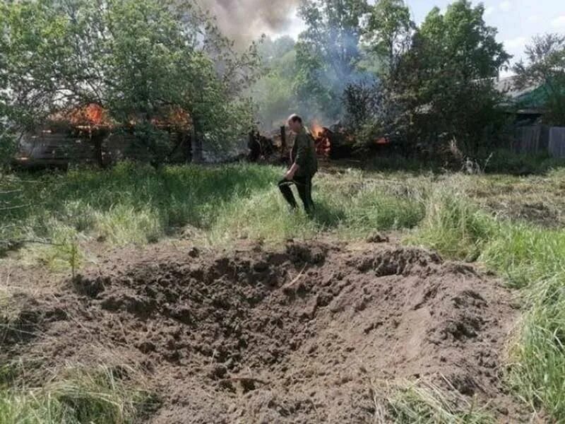 Воронки от снарядов. Обстрел Брянской области. Обстрел ВСУ Брянской области. Село Соловьевка Брянская область обстрел. Брянск свежие новости сегодня обстрелы