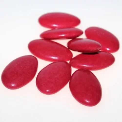 красный шоколадные драже. глазурь сердечки красные. красные конфеты круглые. драже миндаль. глазурь сердечки красные.