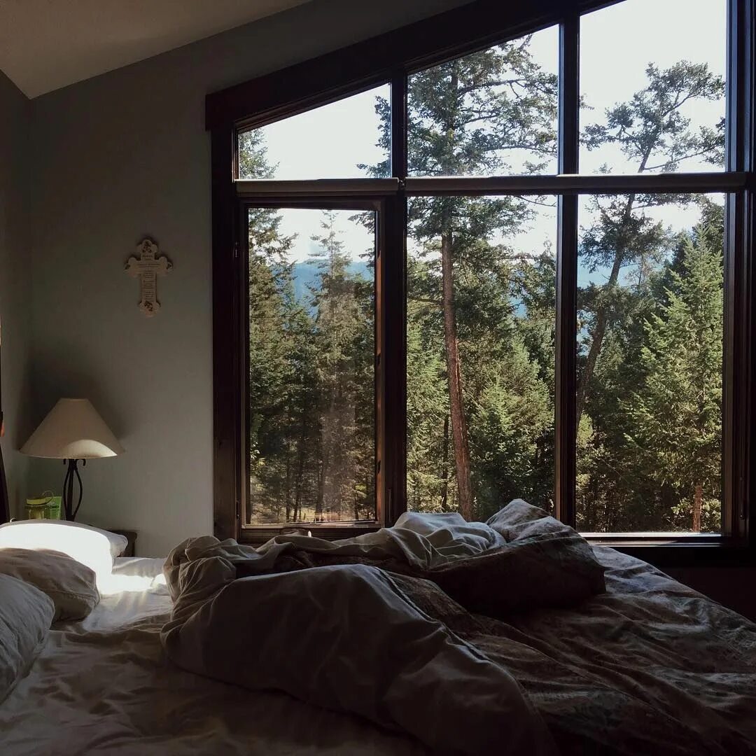 Спальня с большими окнами. Спальня с панорамными окнами. Уютная комната с большим окном. Большая спальня с панорамными окнами.