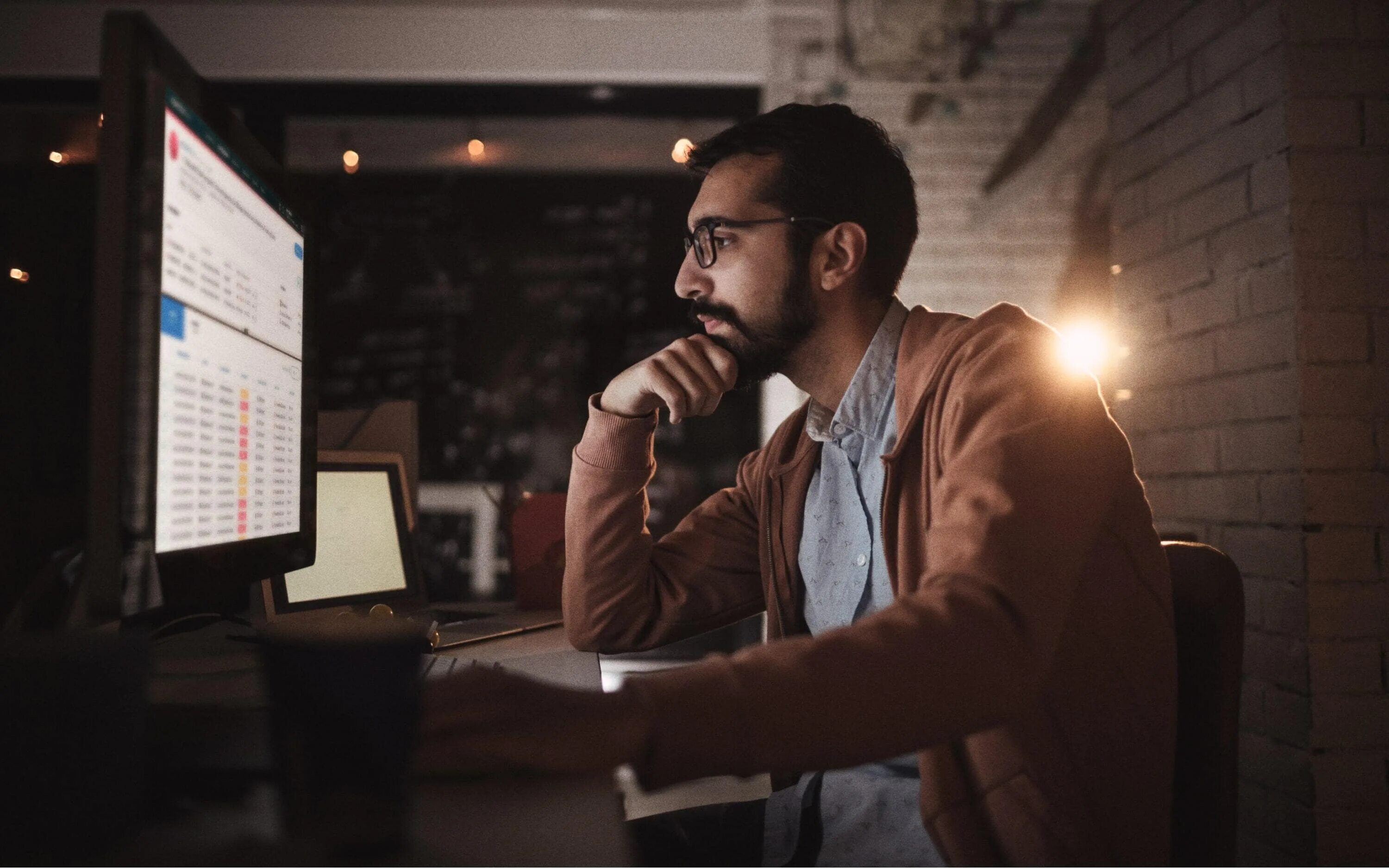 He works at night. Ночная работа фото. Работа ночью. Work at Night. Office man stock photo.