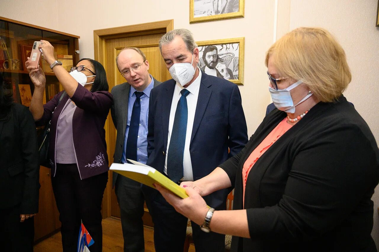 Ректор мглу. Мглу телефон приемной. Предуниверситарий мглу. Мглу арабистика. Московский государственный лингвистический университет.