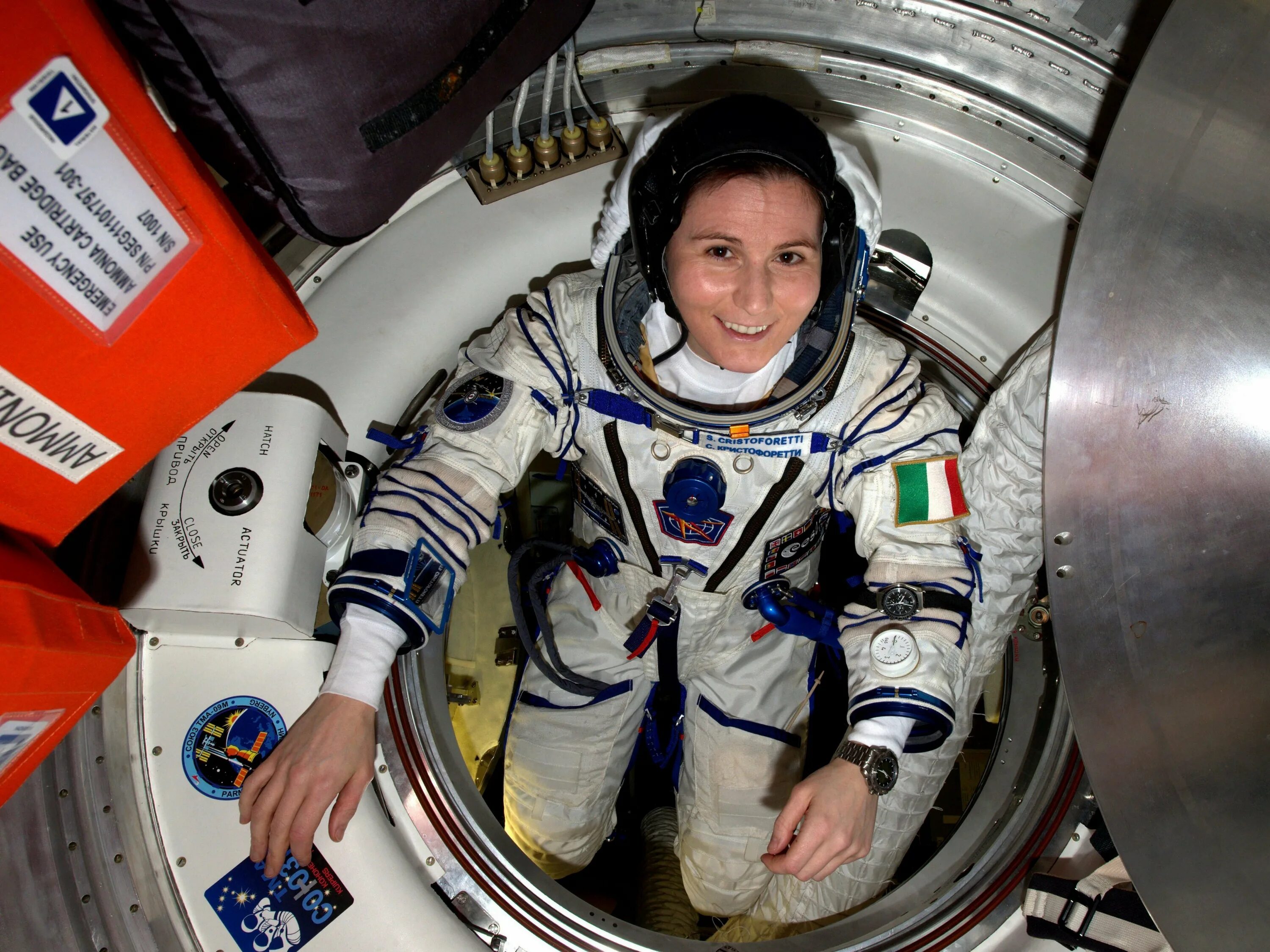 1 в мире женщина в открытом космосе. Астронавт Саманта Кристофоретти. Саманта Кристофоретти в космосе. Саманта Кристофоретти, Италия. Космонавт скафандр Саманта Кристофоретти.