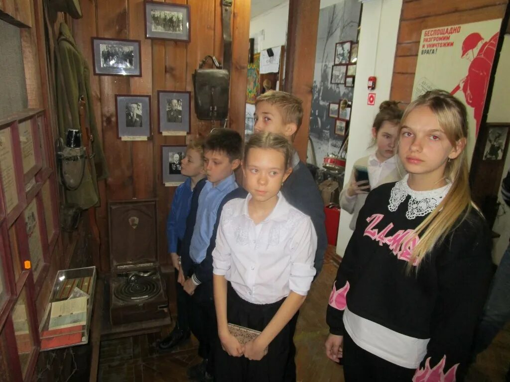 Школьники в музее 9 мая. Открытый музей экскурсия о войне техника. Зал исторической славы музей Победы.
