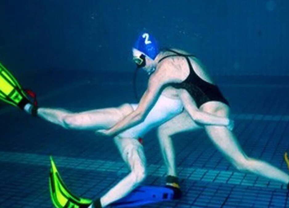 Акватлон подводная борьба. Подводная борьба в ластах акватлон. Женщина в ластах. Женский акватлон.