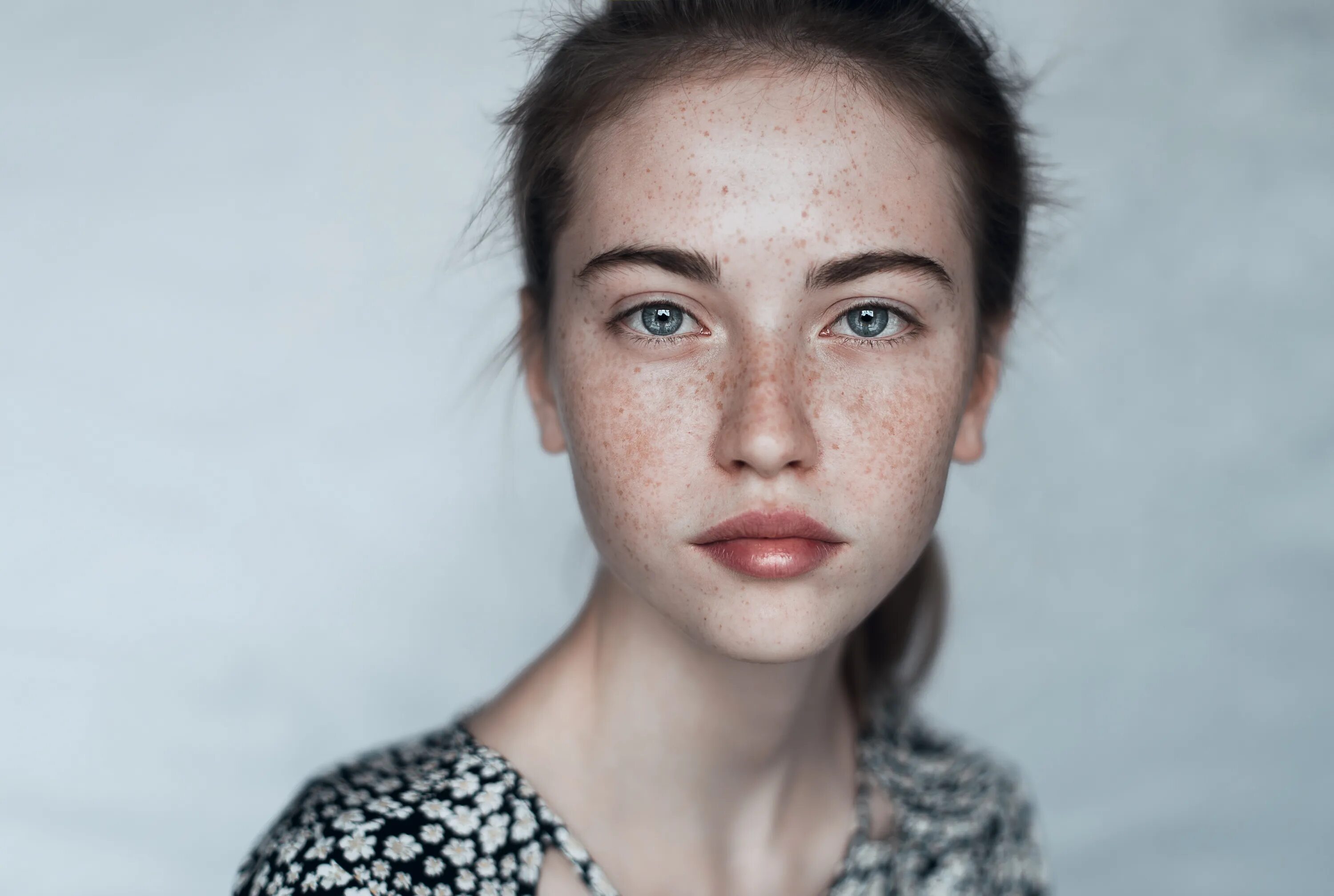 Face detail. Селина Скиндер веснушки. Лицо девушки. Фотопортреты людей. Девушка без макияжа.