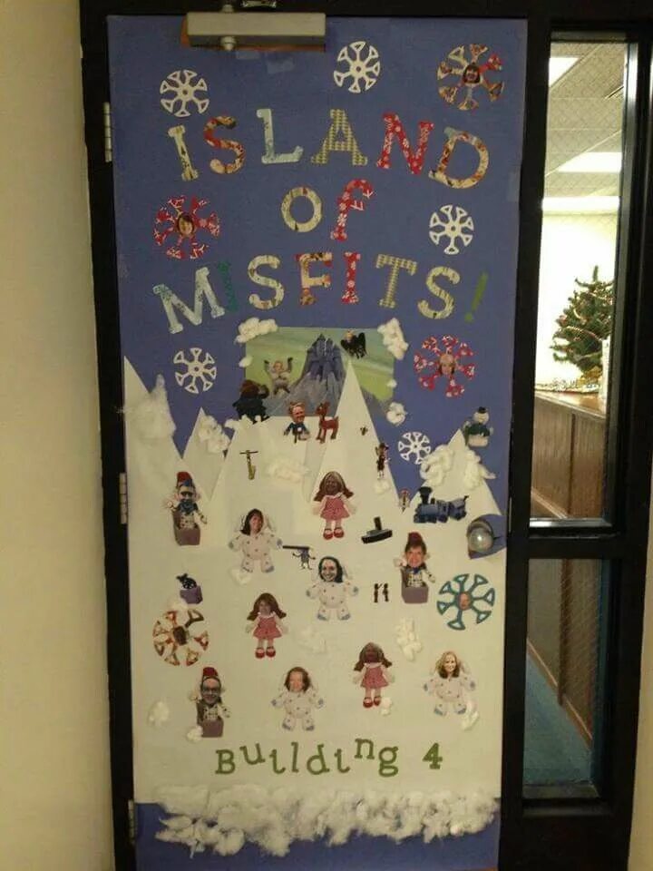 Украсить новогоднюю дверь в классе. Украшение двери к новому году. Дверь на новый год в школе. Новогоднее украшение двери в офисе. Прикольное украшение двери на новый год.