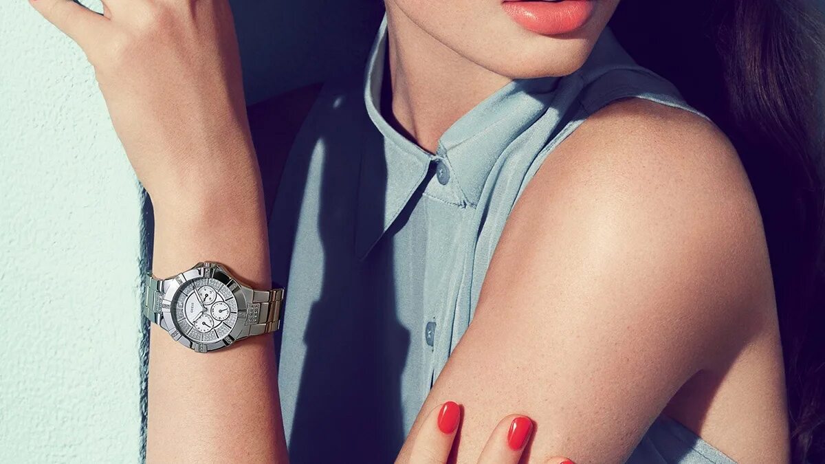 Красивые девушки с часами. Часы на руку женские. Девушка с часами. Мужские часы на девушке. Красивые женские руки с часами.