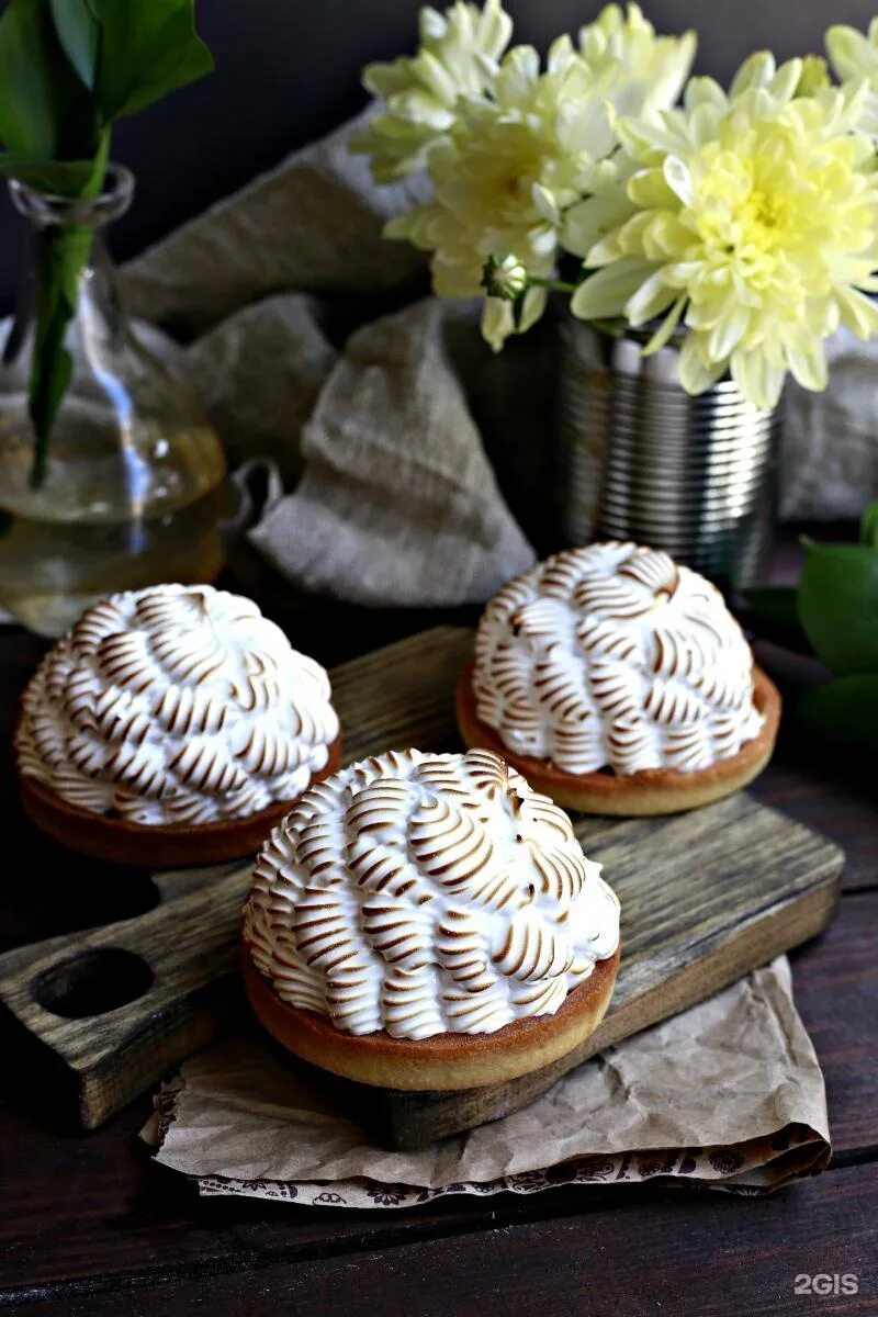 Коржов пекарня-кондитерская. Bakery торт. Коржов куличи. Лавандовое пирожное в пекарне Коржов.