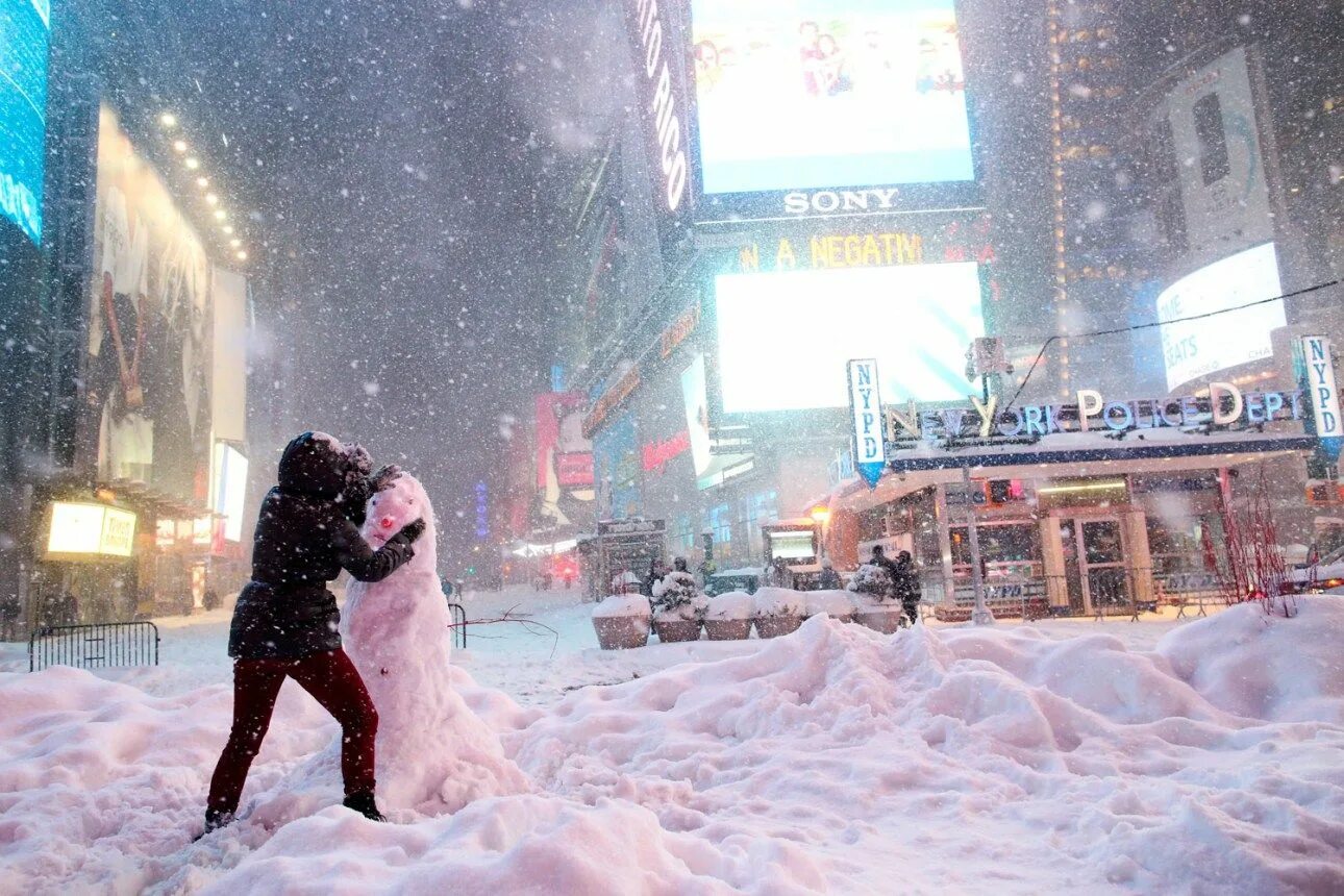 Места где идет снег. Снежная буря в США декабрь 2022. Нью-Йорк Манхэттен Снежная буря. Снег в Нью-Йорке. Зима в Америке.