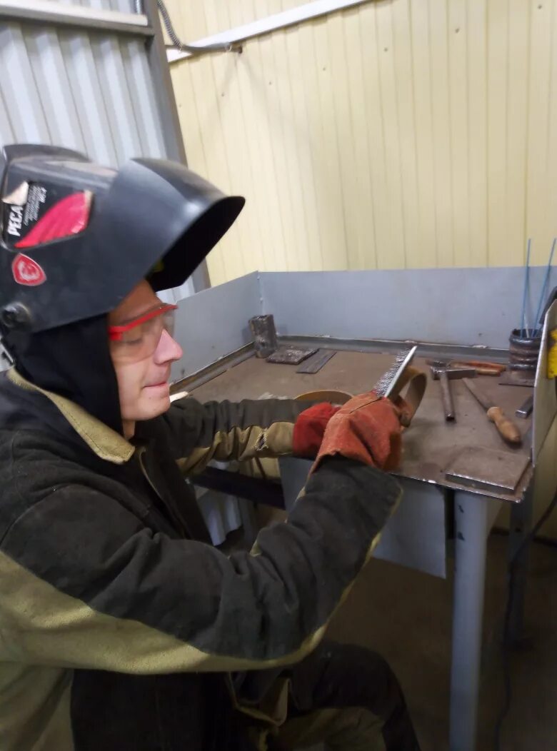 сварка. трудоустройства сварщика. сварка металла. сварка. аниме сварщик.