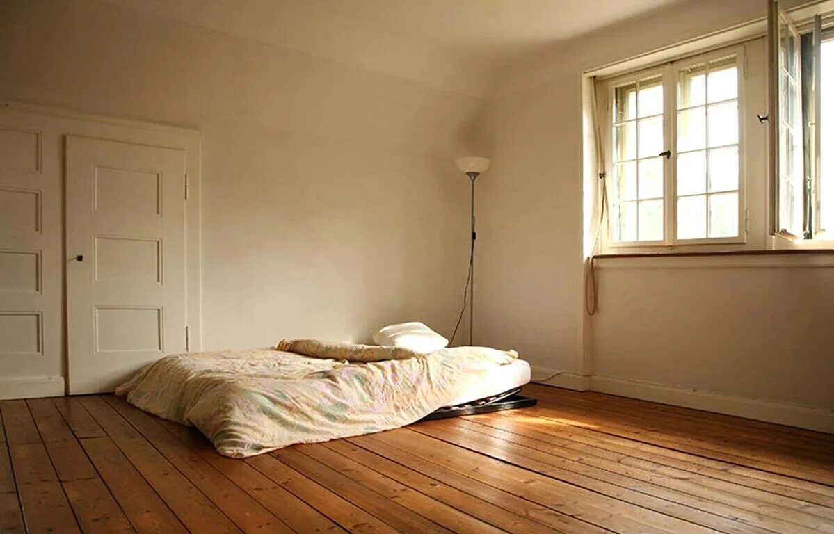 Комната без кровати. Спальня без кровати. Матрас без кровати в интерьере. Пустая комната с матрасом.