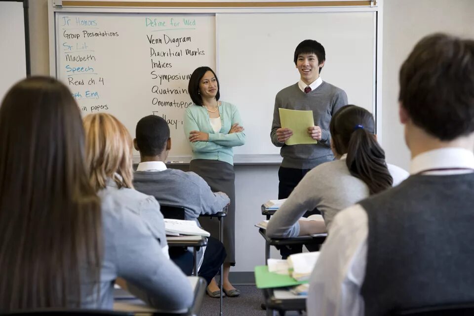 Our teacher insisted. Английские студенты. Учитель английского и студенты. Преподаватель английского в университете. Учитель в университете.