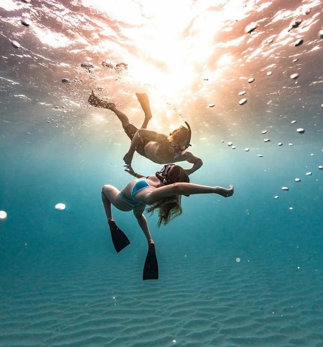 Life is diving. Дайвинг вдвоем. Подводное плавание вдвоем. Пара в акваланге. Ныряние вдвоем.