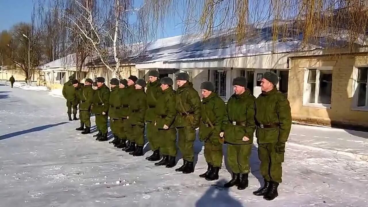 Плац в армии. Солдаты на плацу. Подъем в армии. Армия рота на плацу.