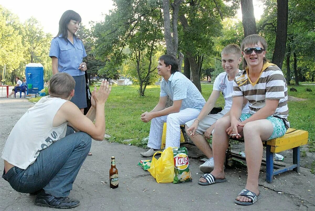 Распитие напитков в общественном месте. Подросток с пивом на улице. Подростки пьют на улице. Неприятный компания