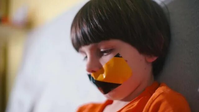 Видео с заклеить ртом. Скотч на рот. ребёнок с заклееннцм ртом. мальчишке заклеили рот.