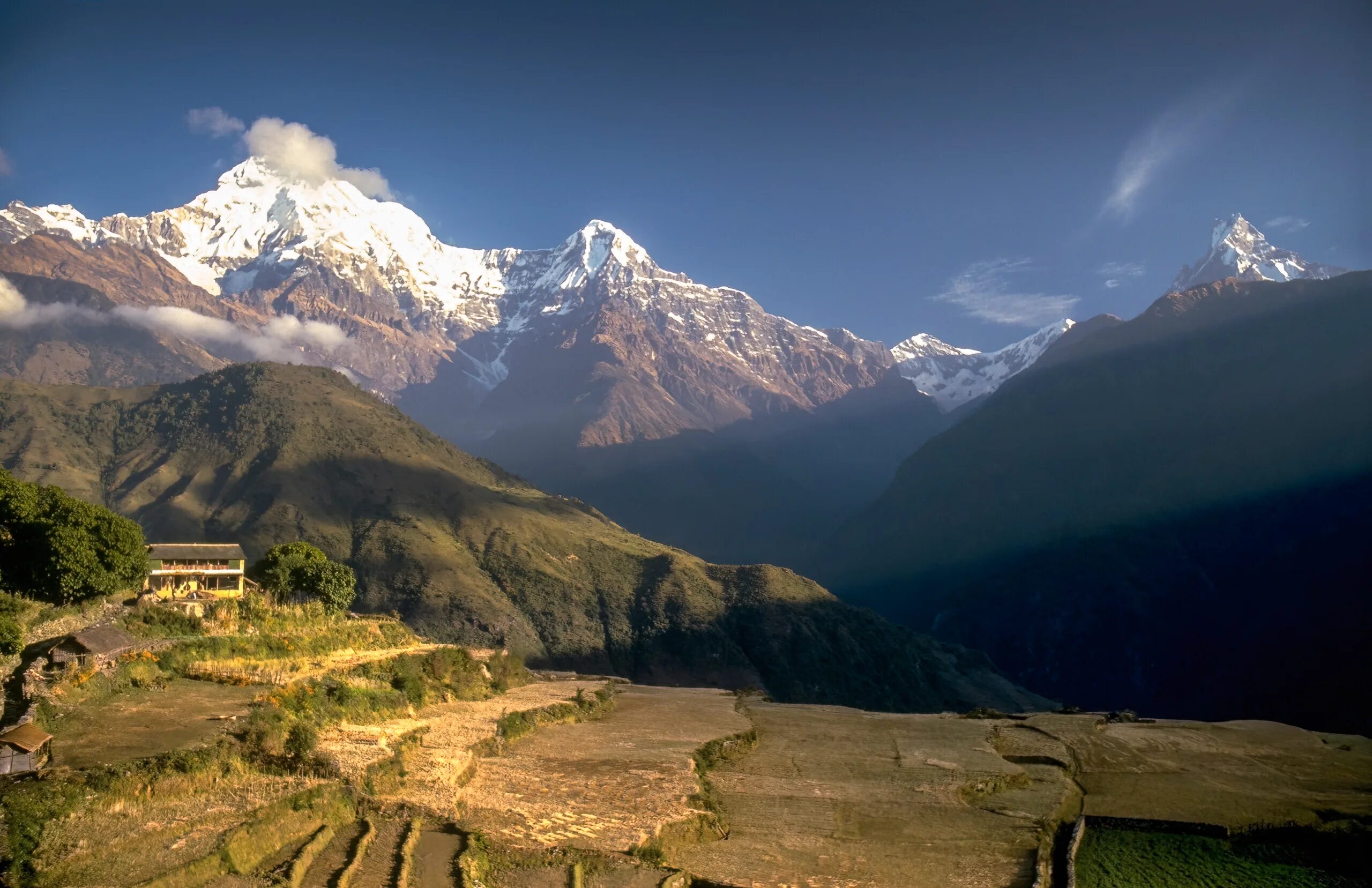 Гималаи место. Индия горы Гималаи. Непал Гималаи. Гималайские горы в Индии. Высокогорье Гималаев.