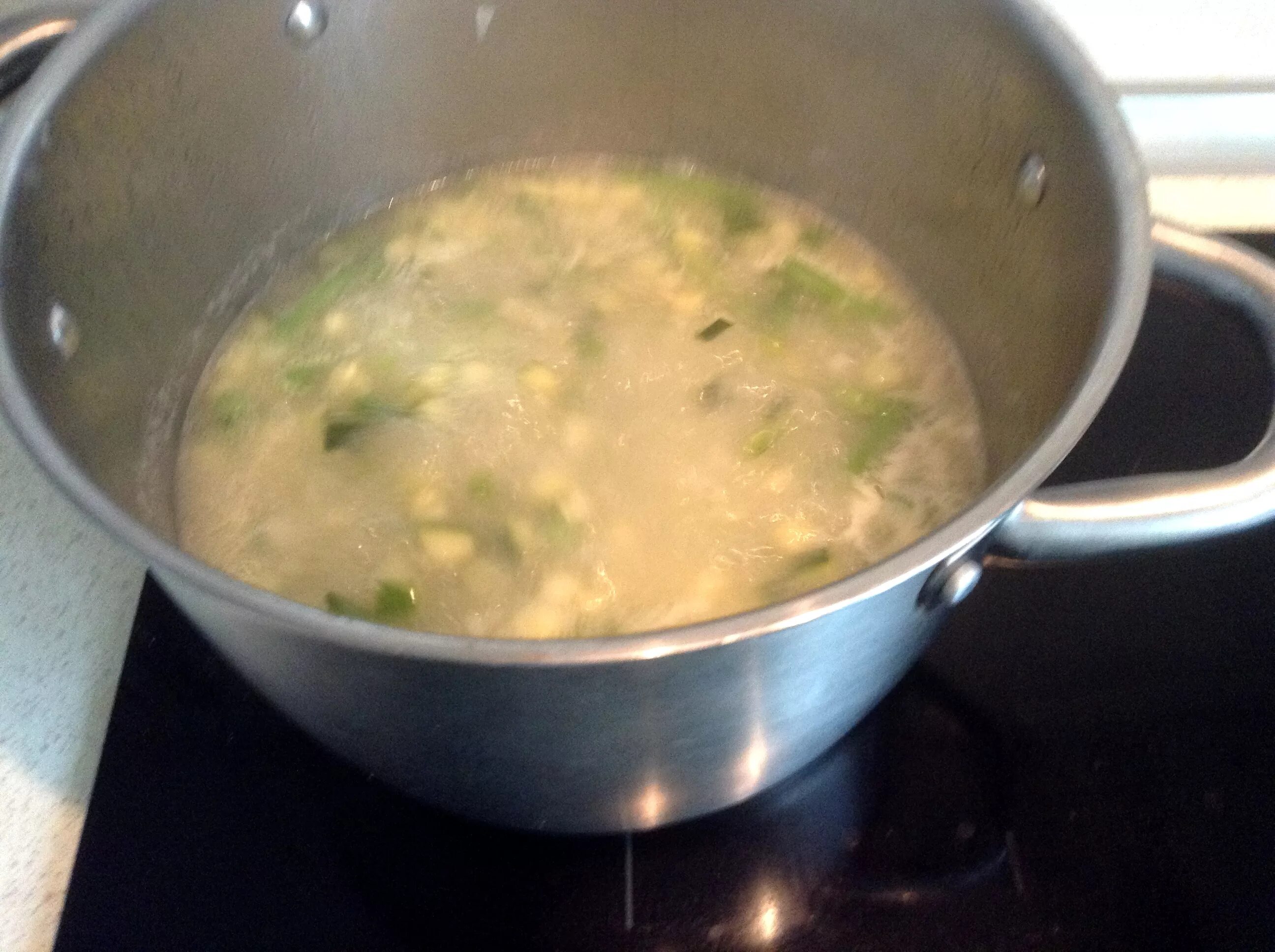 Бульон из окорочков. Куриный суп в кастрюле. Зелёный суп с яйцом в кастрюле. Куриный супчик легкий в кастрюльке. Кастрюля с бульоном из оленя.