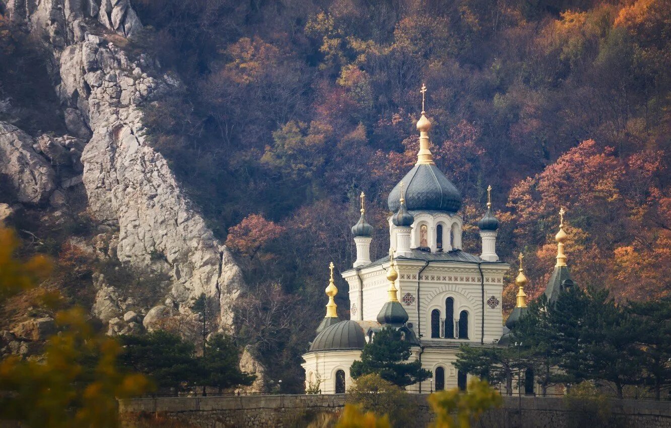 Православный храм в горе. Церковь воскресения христова, форос, крым. осень форосская церковь крым. осенний крым форос храм. церковь вознесения христова форос.