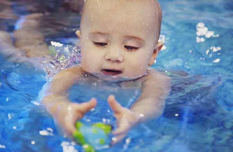 Грудничковое плавание с какого. Плавание для грудничков. Плавание для детей грудного возраста. Бассейн для малышей. Новорожденные в бассейне.