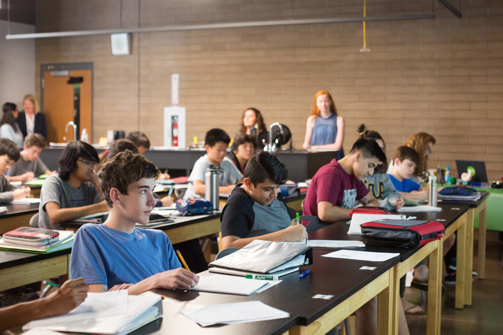 Secondary school pupils. Хай скул школа в США. Школ в США High School. Старшая школа в США. Урок в американской школе.