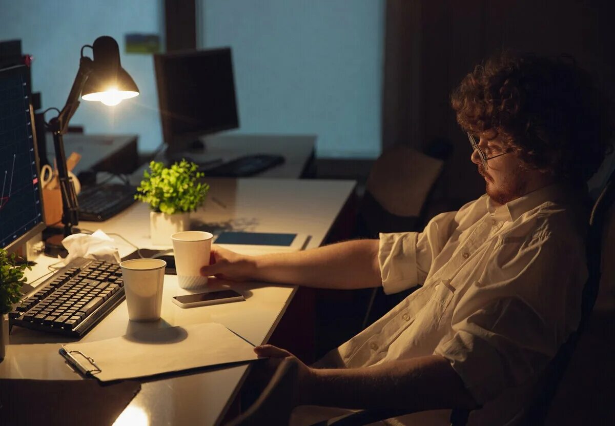 Работа ночью 1 1. Офис ночью. ночная работа. человек сидит в офисе один ночью. работы до ночи офис.