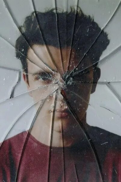 Отражение в разбитом зеркале. Человек в разбитом зеркале. Разбитое стекло человек. Лицо в разбитом зеркале. Разбитые отражения фф