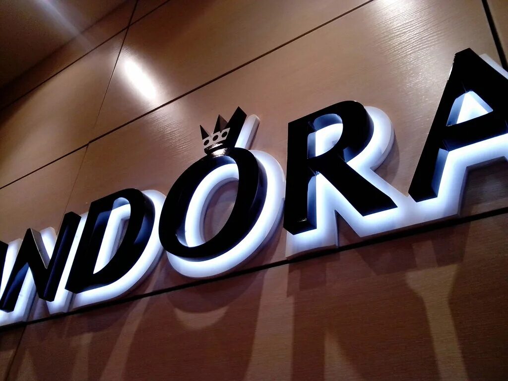 реклама 10 букв. световые буквы. объемные буквы. реклама 10 букв. стильные вывески.