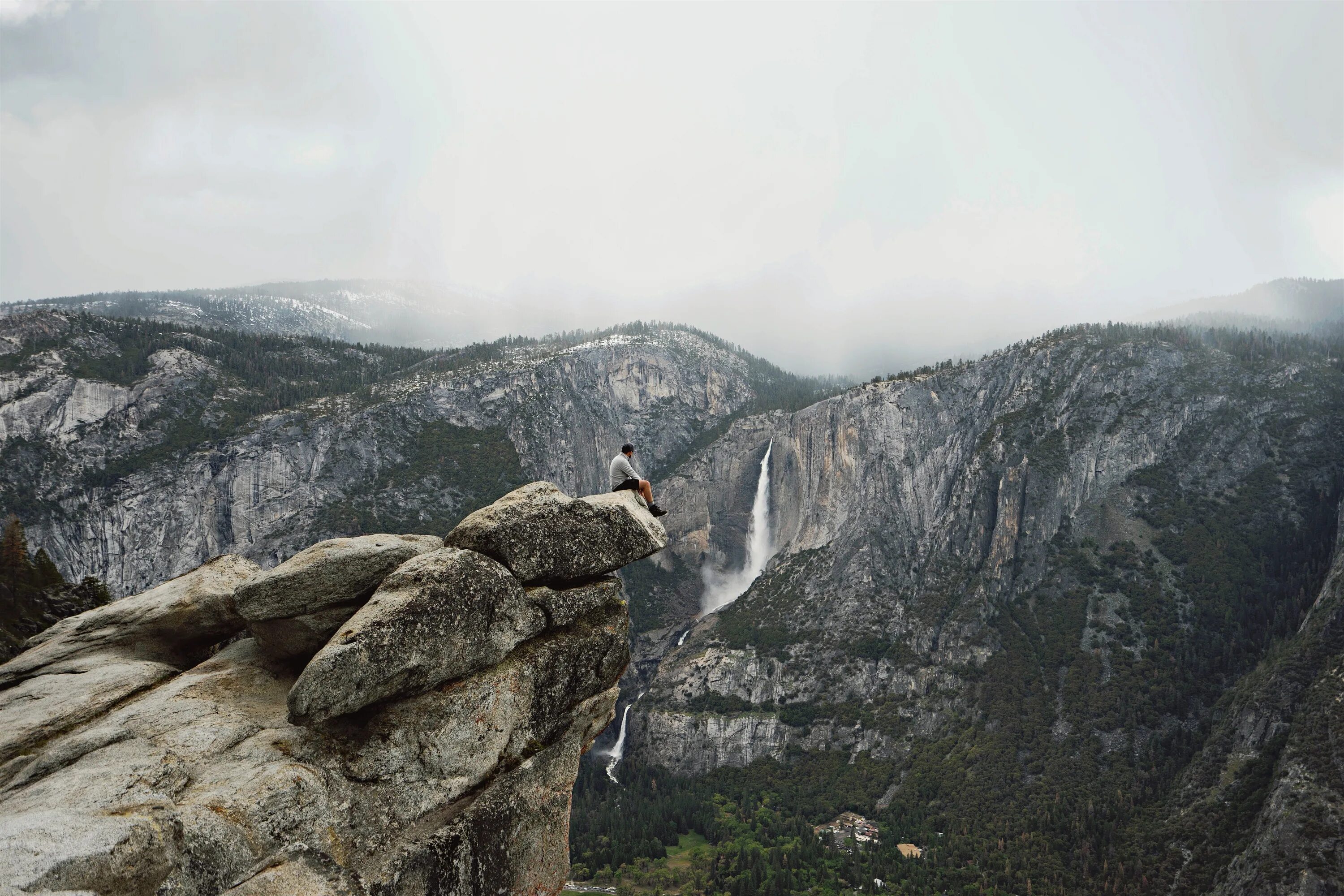 Терпи гора. Гора-Клифф. Glacier point, Yosemite Valley, United States. Скала на горе. Пропасть в горах.