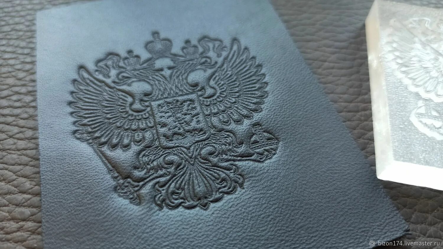 Тиснение краской. Тиснение на синей коже.