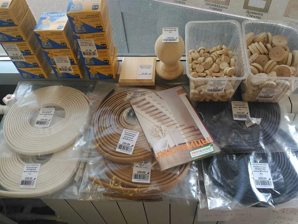 все из древесины рыбинск. трапик из осины, 6040. доска шпунтованная 20. уголок 50х50 поручень. адресная табличка из дерева.