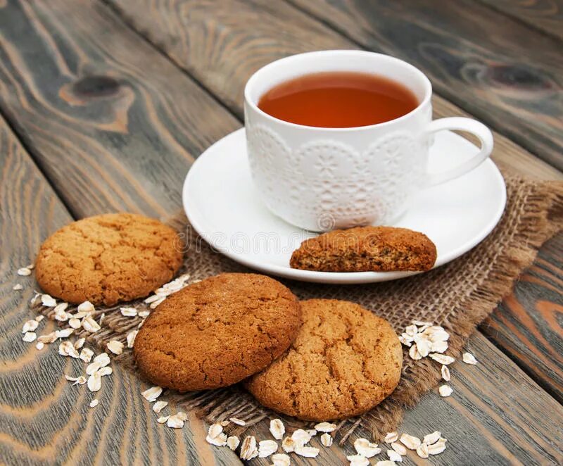 Чай пью с печеньями. Чай с печеньками. Печенье с чаем. Чай с овсяным печеньем. Печенька в чае.