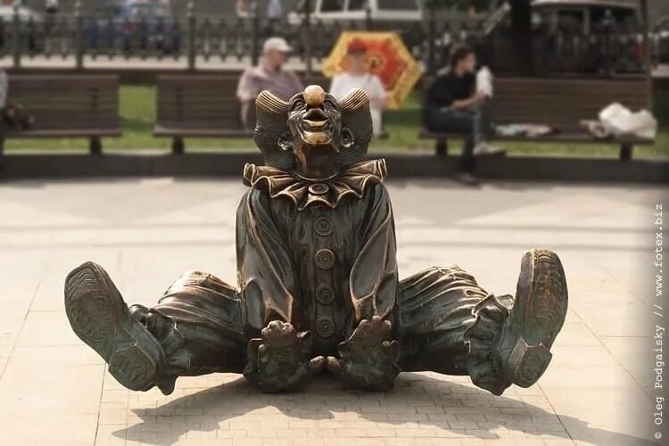 Памятник клоунам. Памятник клоунов на цветном бульваре в москве. Памятник клоунов на цветном бульваре в москве. Скульптура церетели клоун. Цветной бульвар достопримечательности.