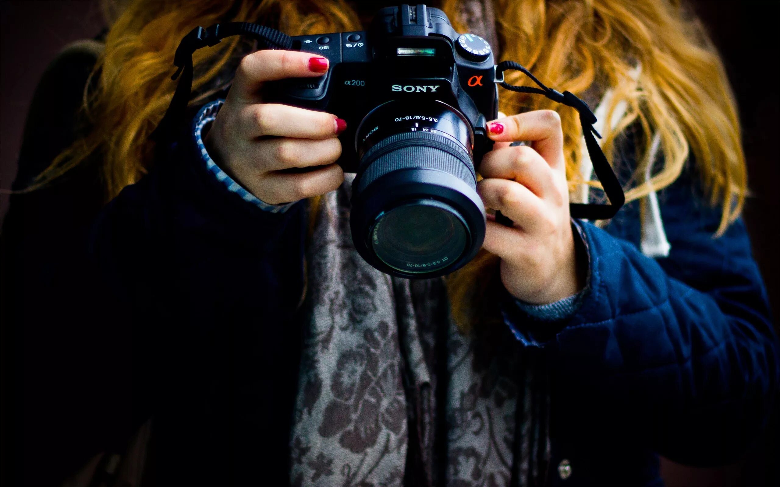 Камера девчонок. Девушка с фотоаппаратом. Фотоаппарат в руках. Фотограф девушка с фотоаппаратом. Фотоаппарат в руках девушки.