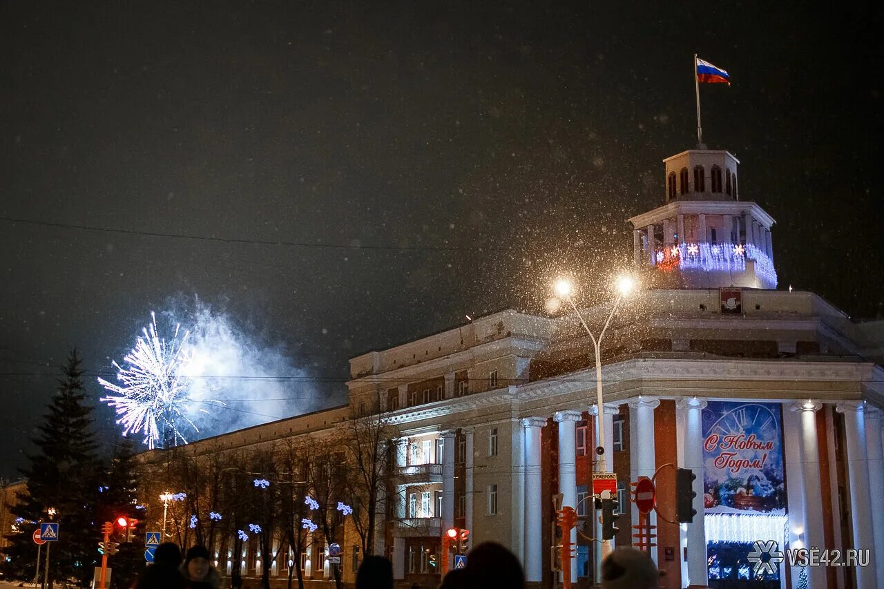 Г кемерово зимняя. Площадь советов Кемерово зимой. Площадь советов Кемерово 2022. Площадь советов ночью Кемерово. Новогодняя Кемерово площадь советов.