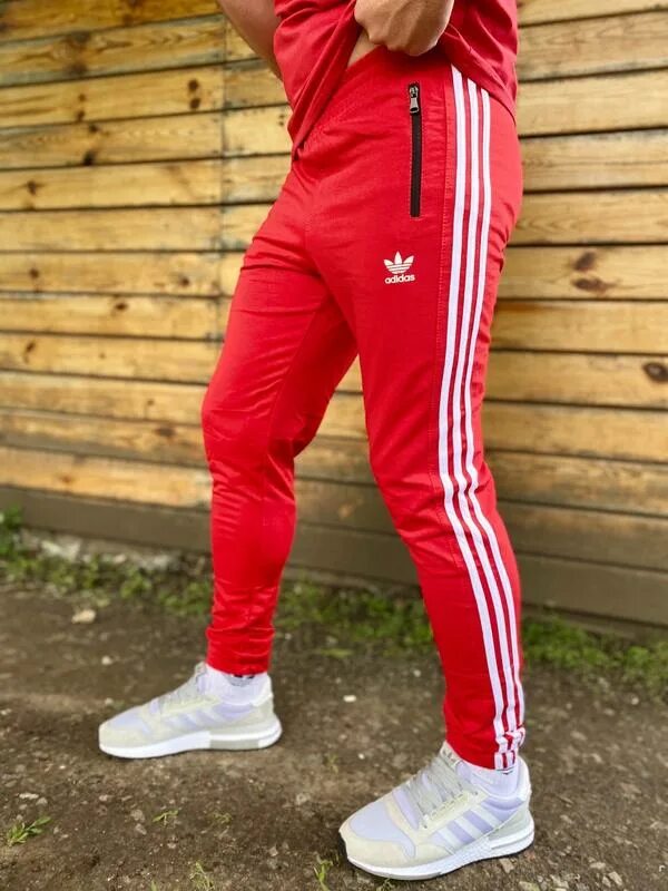 Красные штаны адидас. Красные штаны adidas мужские. Красные спортивные штаны мужские адидас. Красные штаны адидас мужские.