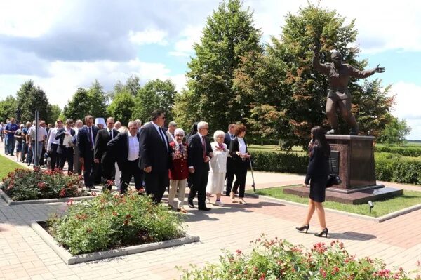 Прохоровская гимназия. Парк Победы Прохоровка. Прохоровский ансамбль память. Памятник по Прохоровском поле.