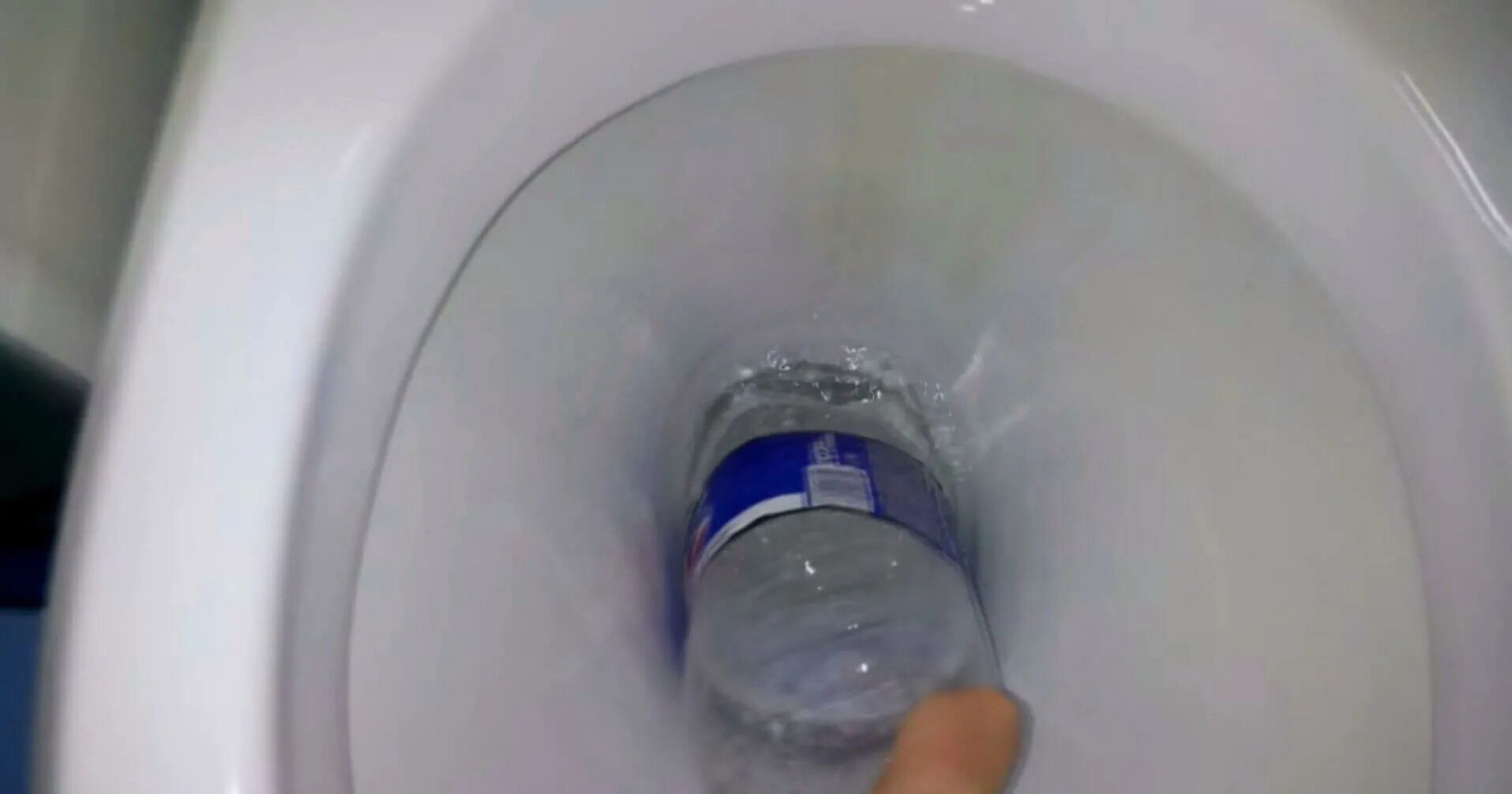 Вантуз из пластиковой бутылки для унитаза. В туалете вода поднимается