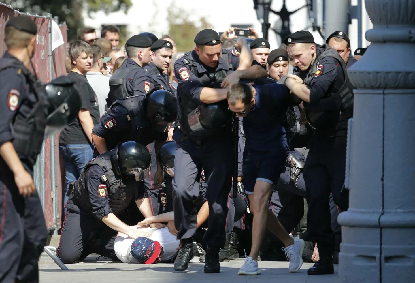 Разгон демонстрантов в Москве. Задержание полицейского. Митинг полицейских