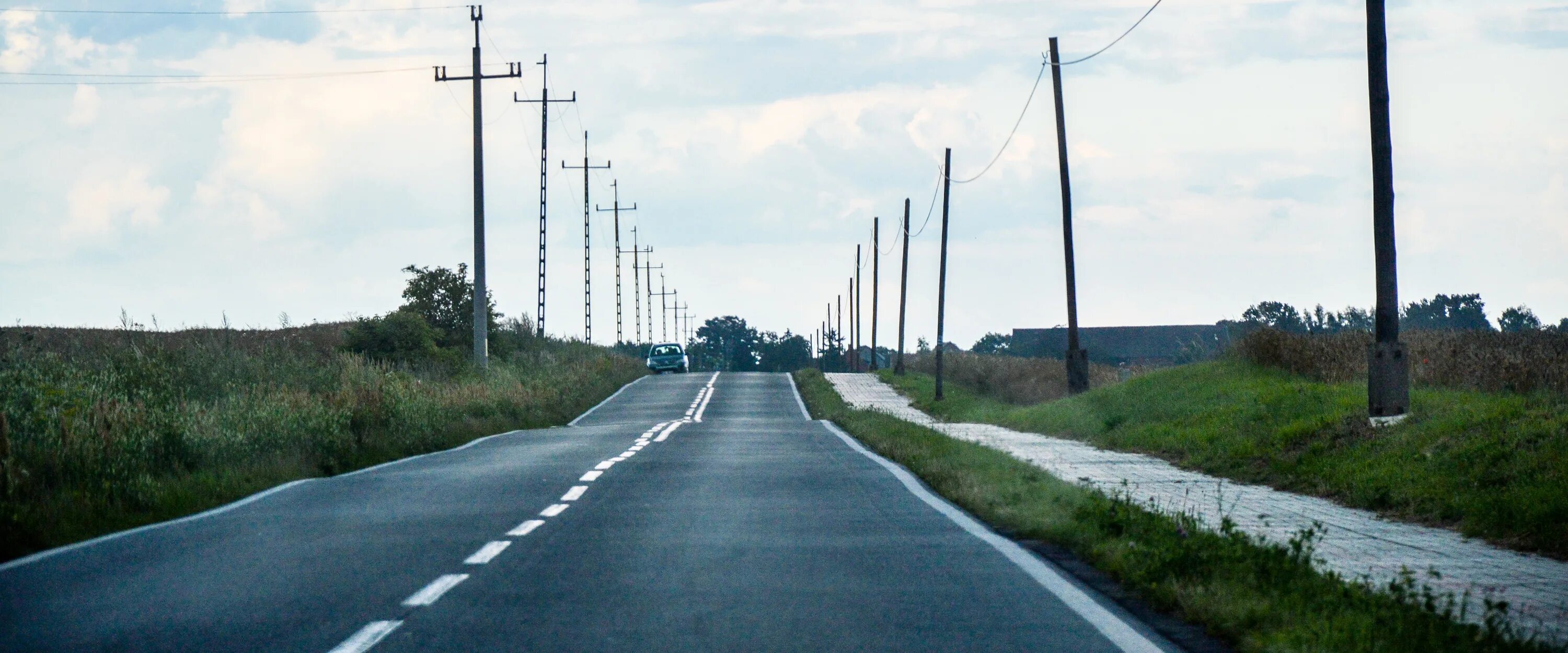 Дорога со старым. Столбы вдоль дороги. Столб на дороге. Столб у дороги. Дорожный столб.