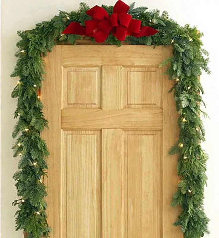 Двери хвойные. Новогодняя арка на дверь. Декор двери на новый год. Новогодняя арка из еловых веток. Новогоднее украшение дверного проема.