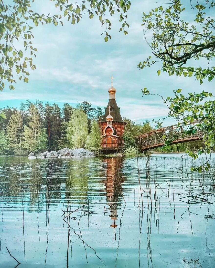 Приозерск церковь андрея первозванного. Часовня на воде. Храм андрея первозванного. Карелия храм андрея первозванного. Церковь андрея первозванного спб на ладожской.