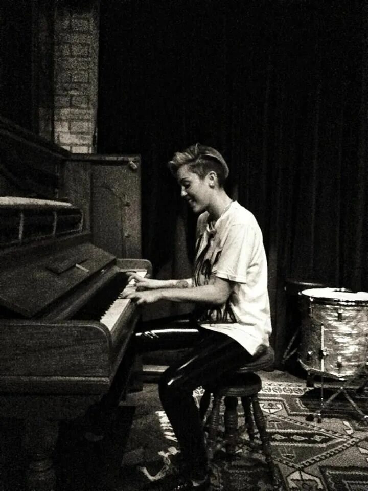 Look she playing the piano