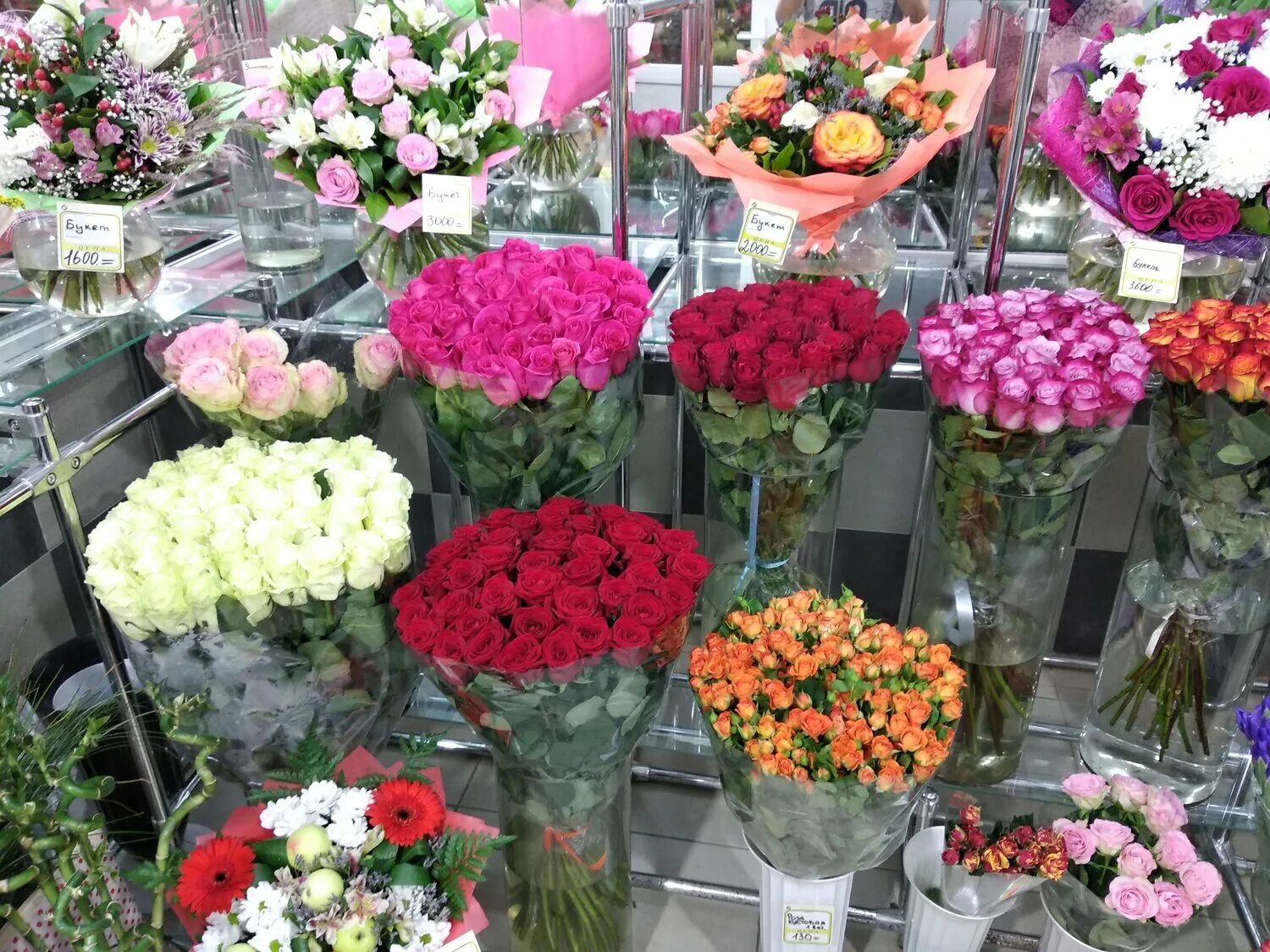 Ип цветочный магазин. Цветы в магазине. Букеты цветов в магазине. Распространенные цветы в цветочных магазинах.